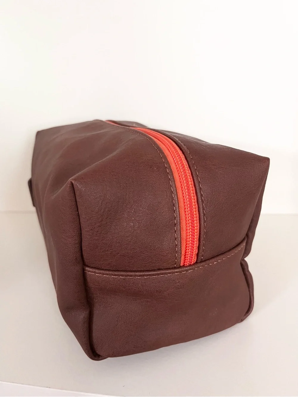 Saks toiletries case